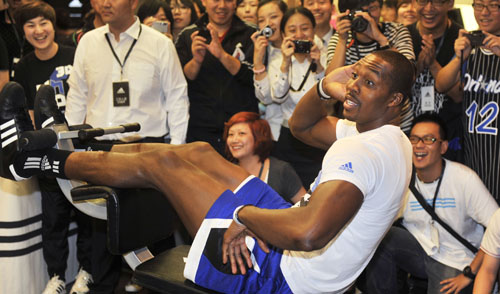 籃球——NBA球員霍華德登陸長(zhǎng)春與球迷互動(dòng)