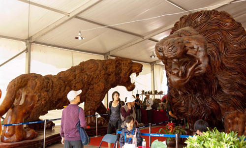 天價(jià)木雕獅虎亮相東北亞博覽會(huì)