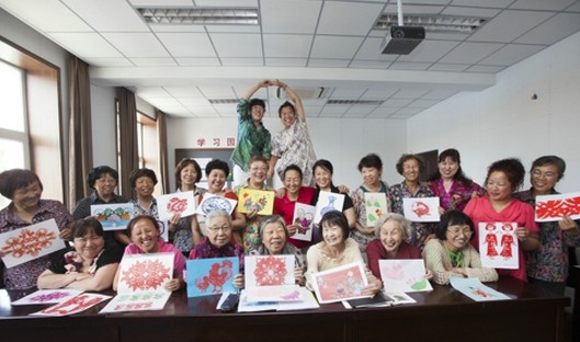 老年大學(xué)的畢業(yè)季 合影 排隊(duì) 敬禮 一起回歸青春年代