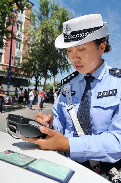 長春交警告別手寫紙質(zhì)罰單　移動執(zhí)法終端投入使用