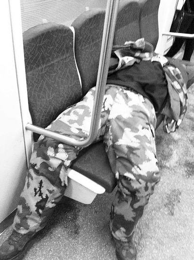 不少人站著乘輕軌一男子卻獨(dú)霸4個(gè)座位睡大覺