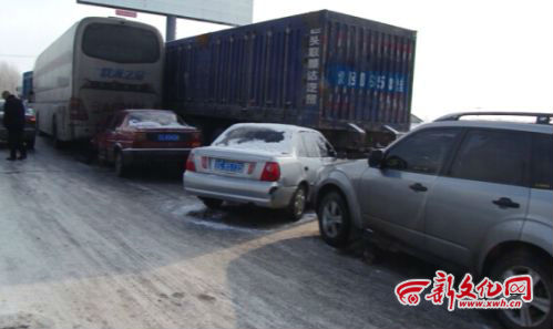 國(guó)道102線沈陽(yáng)往長(zhǎng)春方向11車連撞