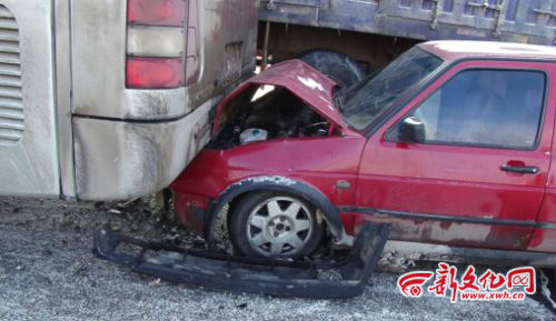 國(guó)道102線沈陽(yáng)往長(zhǎng)春方向11車連撞
