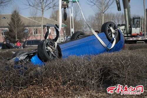 長(zhǎng)春一新買寶馬車飛出十多米 上了路邊隔離帶