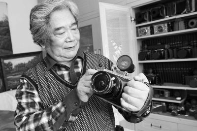 長(zhǎng)春75歲老人收藏8百多部相機(jī) 為夢(mèng)想負(fù)債一輩子