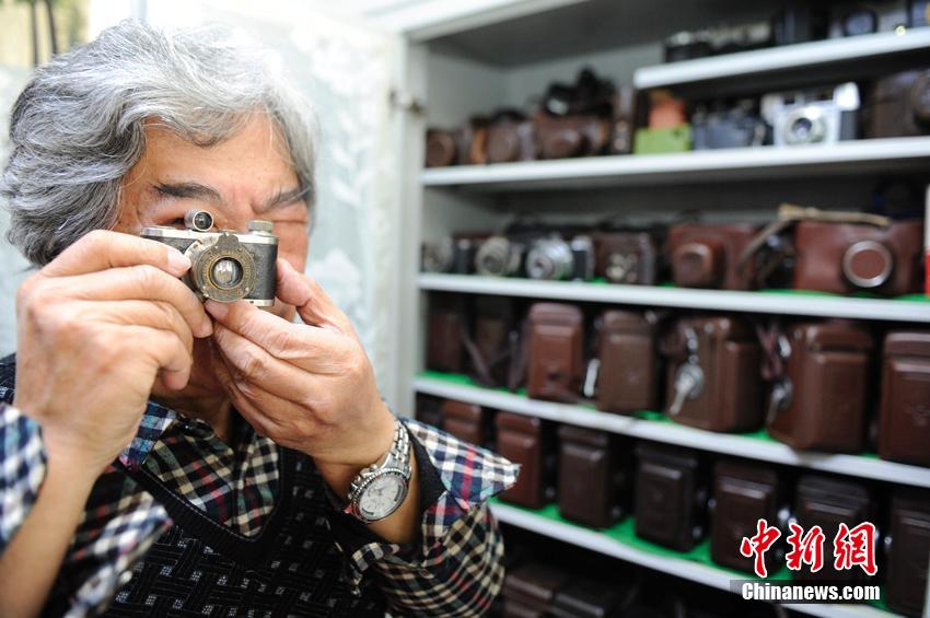 長(zhǎng)春古稀老人收藏800多部相機(jī) 欲賣出陪老伴旅游