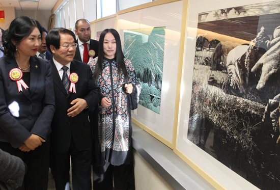 吉林圖書展及寶鳳剪紙藝術展在烏蘭巴托舉行 文化部部長蔡武出席剪彩儀式并致辭