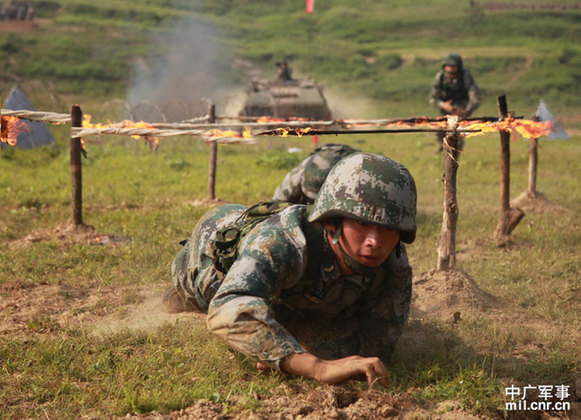 濟(jì)南軍區(qū)某旅實(shí)戰(zhàn)訓(xùn)練 官兵酷暑穿越火障