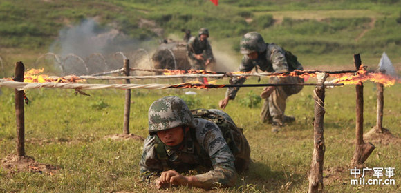 濟(jì)南軍區(qū)某旅實(shí)戰(zhàn)訓(xùn)練 官兵酷暑穿越火障