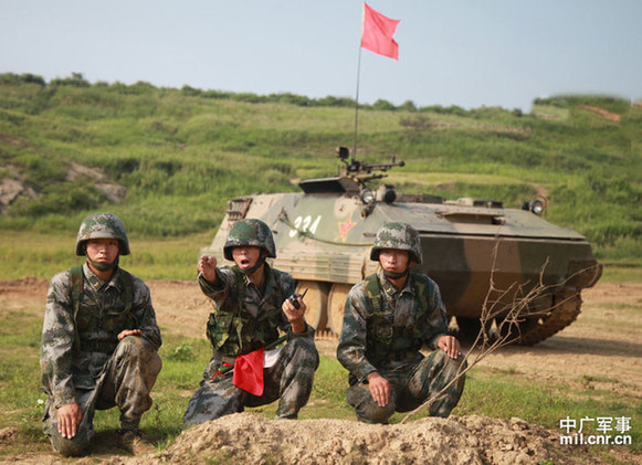 濟南軍區(qū)某旅實戰(zhàn)訓(xùn)練 官兵酷暑穿越火障
