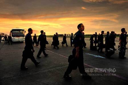 南空航空兵部隊轟六機(jī)群掛實彈升空練遠(yuǎn)攻