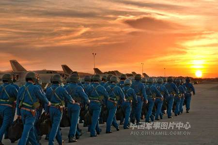 南空航空兵部隊(duì)轟六機(jī)群掛實(shí)彈升空練遠(yuǎn)攻