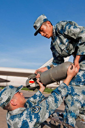 南空航空兵部隊(duì)轟六機(jī)群掛實(shí)彈升空練遠(yuǎn)攻