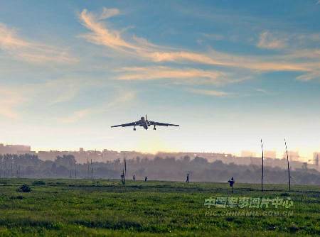 南空航空兵部隊(duì)轟六機(jī)群掛實(shí)彈升空練遠(yuǎn)攻