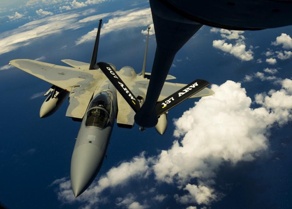 美空軍F-15F-16戰(zhàn)機群飛赴夏威夷參加環(huán)太軍演