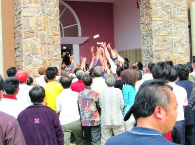 開(kāi)發(fā)商請(qǐng)美女空中撒錢(qián) 300人哄搶致多人受傷