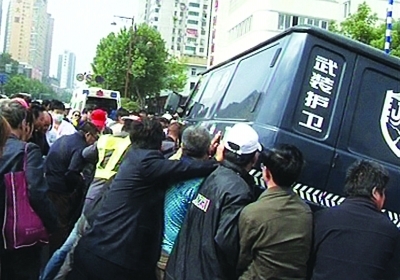 南京兩女子被運鈔車撞倒壓住 數(shù)十市民抬車救人