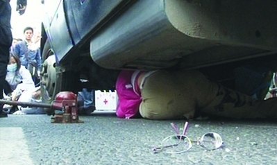 南京兩女子被運鈔車撞倒壓住 數(shù)十市民抬車救人