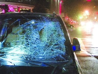 南京街頭兩轎車(chē)疑因斗氣對(duì)撞3次 踹裂擋風(fēng)玻璃