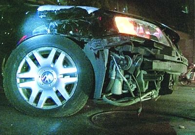 南京街頭兩轎車疑因斗氣對撞3次 目擊者稱像警匪片