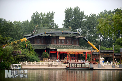 揚(yáng)州瘦西湖熙春臺飛檐被意外“砸傷”