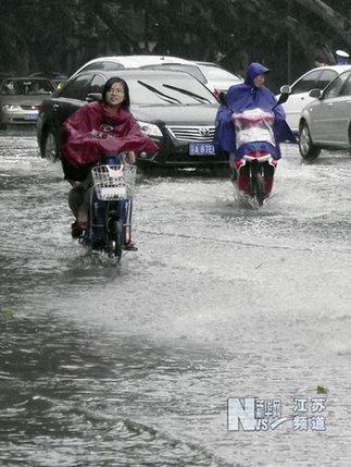 暴雨襲擊南京 多處道路嚴重積水