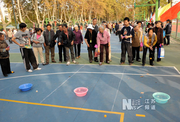 南京：退休老教師開心過重陽