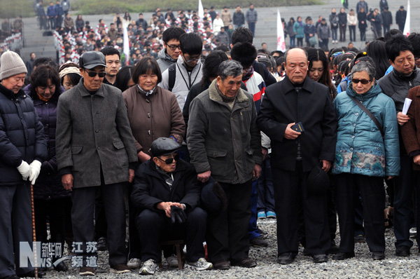 南京舉行國(guó)際和平集會(huì)悼念南京大屠殺30萬同胞遇難75周年