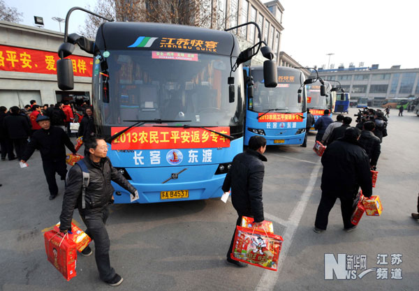 一批農(nóng)民工坐上開往江蘇高郵方向的免費(fèi)專車