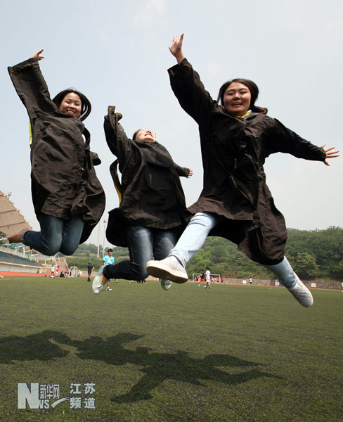 南京工業(yè)大學幾名畢業(yè)生在校園里拍攝趣味畢業(yè)照留念