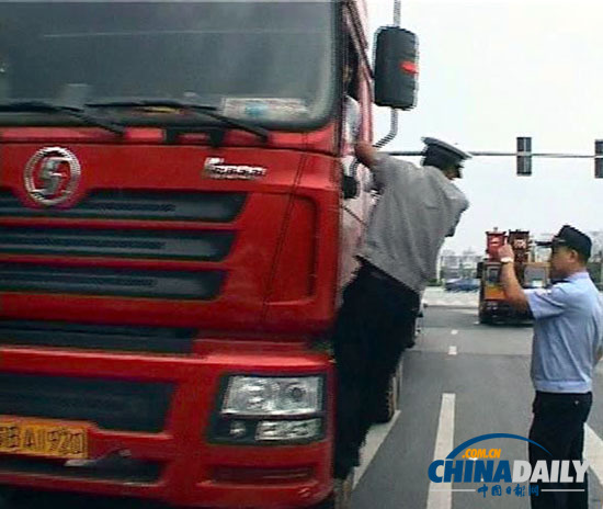 南京：外地貨車違規(guī)上橋被查 車外掛一名保安欲逃跑