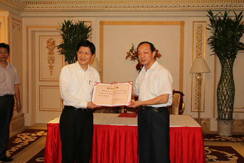 教授攜子回鄉(xiāng)行善舉 大陸與臺(tái)血濃一家親