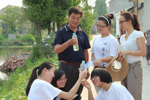 揚(yáng)州：“大學(xué)生村官助理”給農(nóng)民制定“職業(yè)坐標(biāo)”——揚(yáng)州大學(xué)：691個(gè)團(tuán)隊(duì)三下鄉(xiāng)，為新農(nóng)村建設(shè)打造 “職業(yè)農(nóng)民”