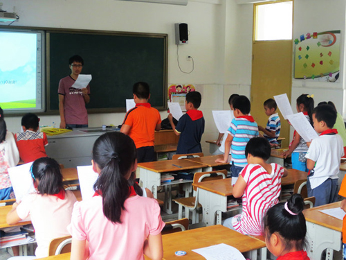 大學生走進小學普及環(huán)保知識