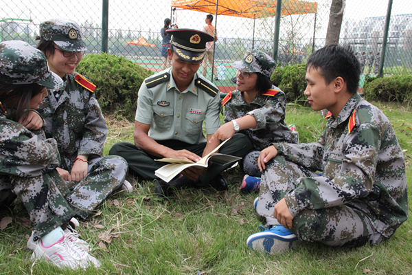 “魔鬼軍訓(xùn)日記”送教官 軍訓(xùn)新生感恩另類(lèi)教師節(jié)