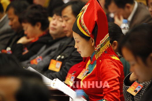 少數(shù)民族代表聽取報(bào)告