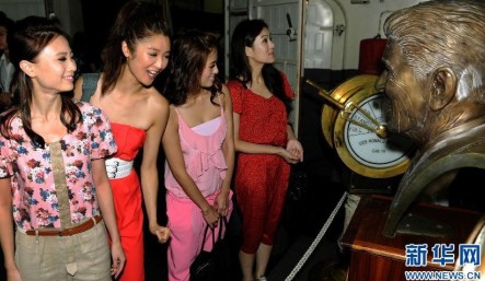 美航母里根號(hào)戰(zhàn)斗群訪港 香港小姐登艦參觀