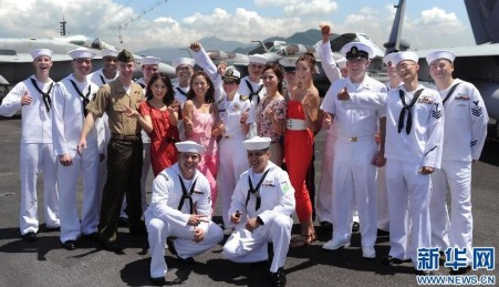 美航母里根號戰(zhàn)斗群訪港 香港小姐登艦參觀