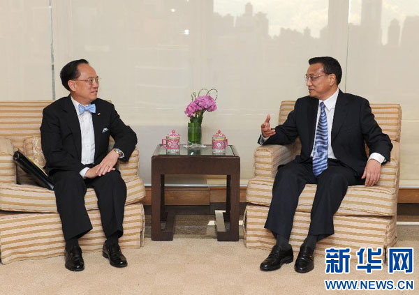 李克強(qiáng)會(huì)見香港特別行政區(qū)行政長(zhǎng)官曾蔭權(quán)