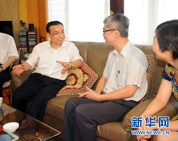 李克強(qiáng)深入社區(qū)親切看望香港市民