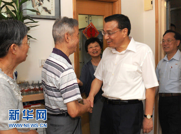 李克強(qiáng)深入社區(qū)親切看望香港市民