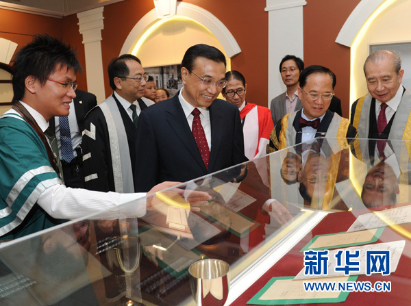 李克強(qiáng)參觀香港大學(xué)百年展