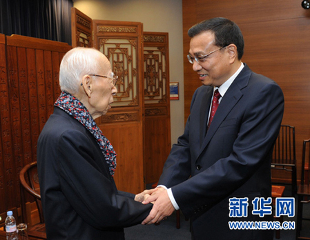 李克強(qiáng)看望國(guó)學(xué)大師饒宗頤