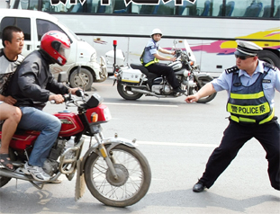 沈陽(yáng)非機(jī)動(dòng)車交通違法者過(guò)多 交警苦不堪言