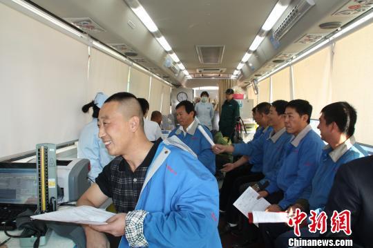 沈陽血站告急郭明義出租行業(yè)愛心團(tuán)隊(duì)排隊(duì)獻(xiàn)血