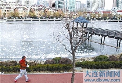 湖面剛結(jié)冰 玩耍很危險