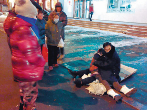 老太太猝死街頭 老伴席地而坐苦抱亡妻倆小時(shí)