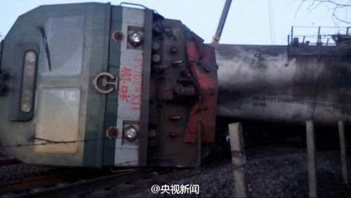 遼寧：超載大貨車撞翻11節(jié)火車 致錦承鐵路中斷