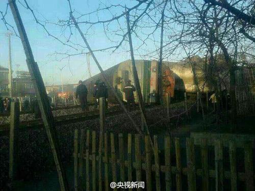 遼寧：超載大貨車撞翻11節(jié)火車 致錦承鐵路中斷