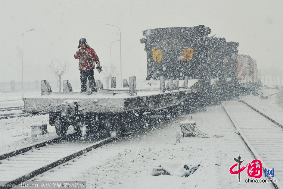 遼寧省大連市發(fā)布暴雪橙色預(yù)警 漫天飛雪機(jī)車被困